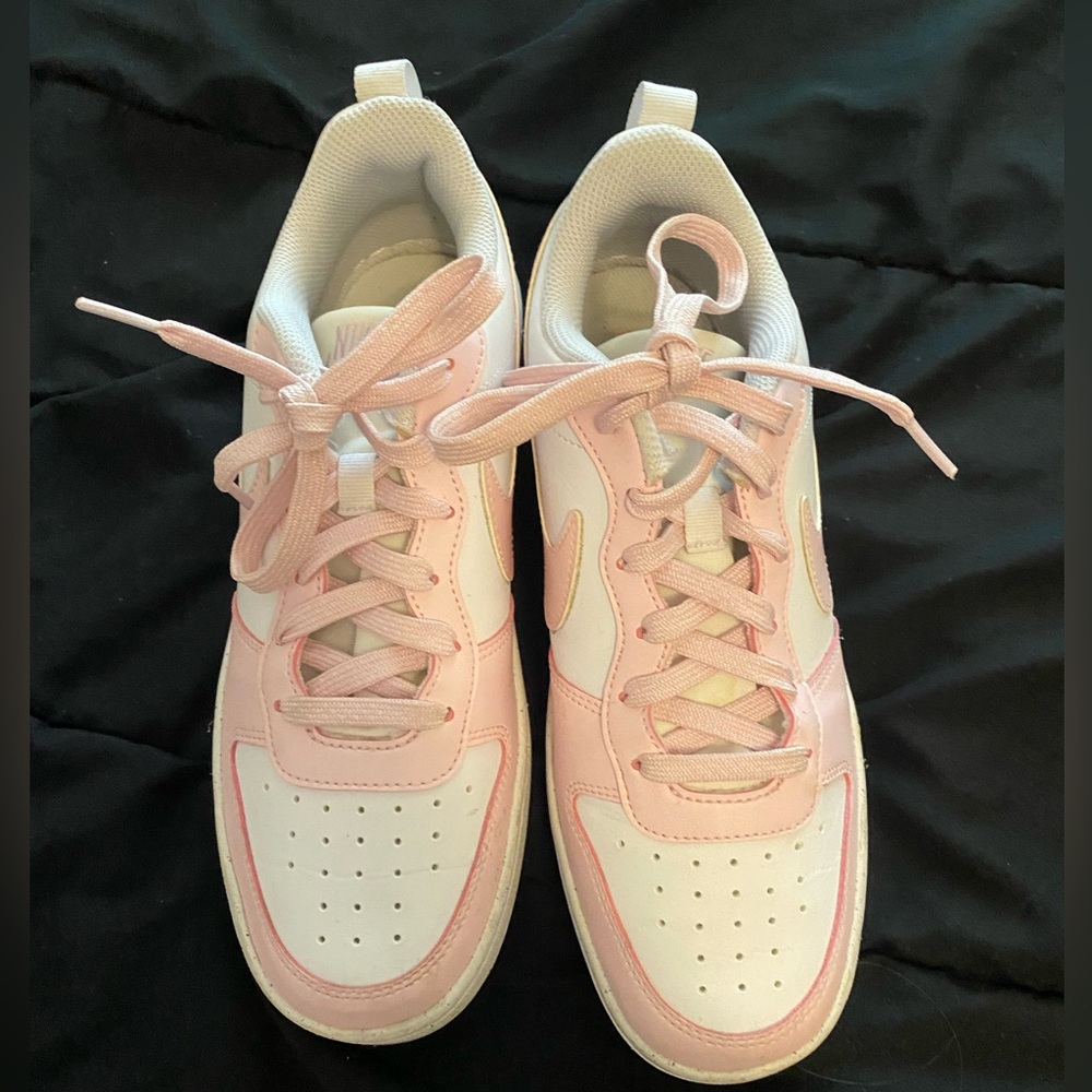 Youth girls Nikes - Picture 4 of 4